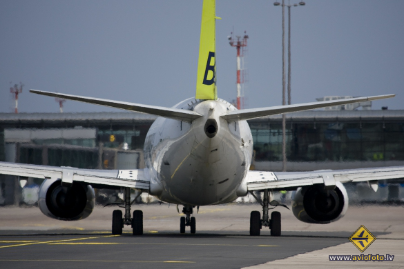 Boeing 737-548