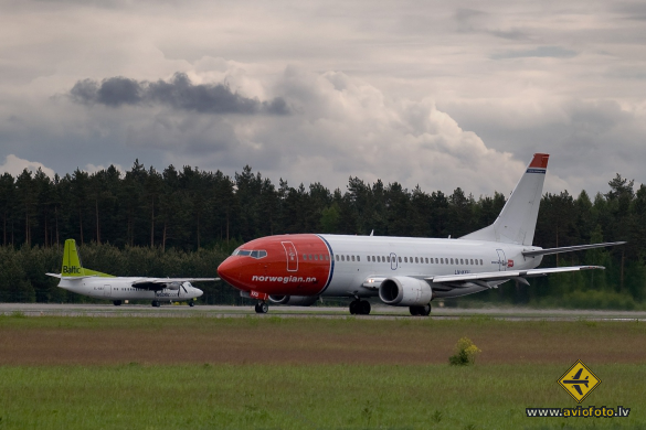 Boeing 737-3L9