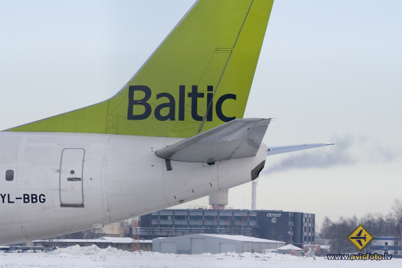 Boeing 737-548