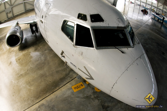 Boeing 737-548