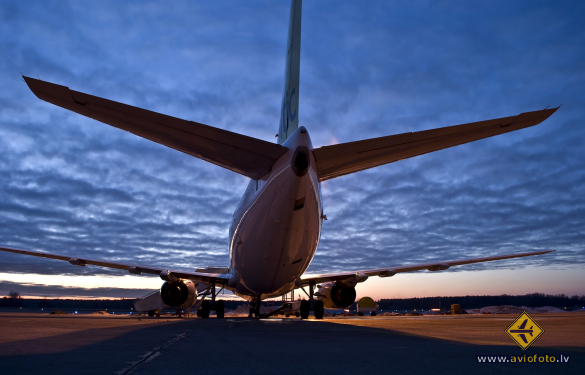 Boeing 737-548