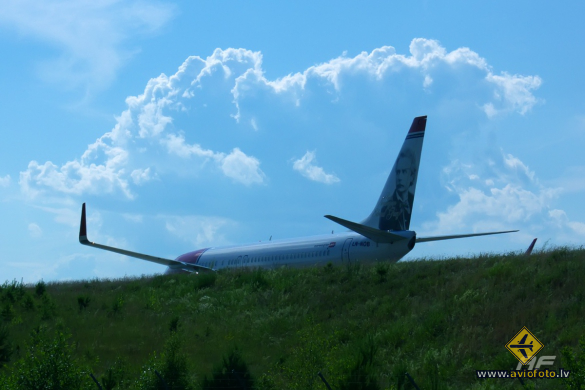 Boeing 737-8DY