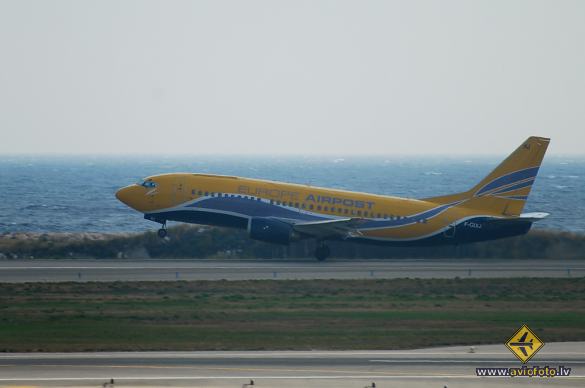 Boeing 737-3Y0(QC)