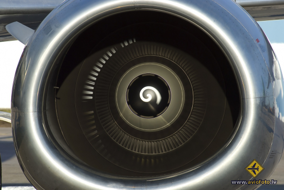 Boeing 737-548