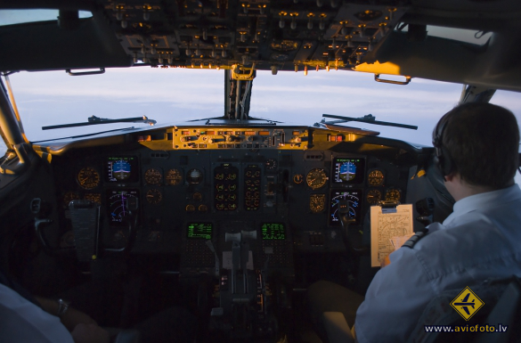 Boeing 737-548