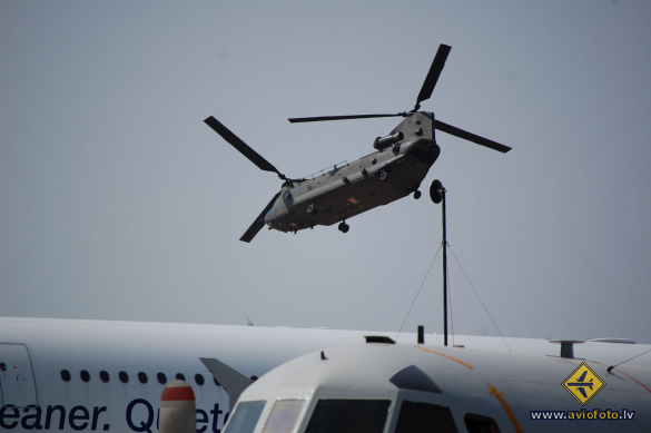 Boeing Chinook HC2 (352)