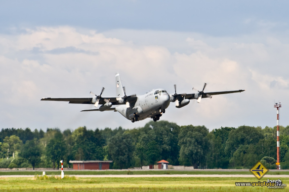 Lockheed C-130E Hercules (L-382)