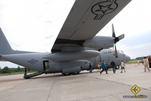 Lockheed C-130E Hercules (L-382)