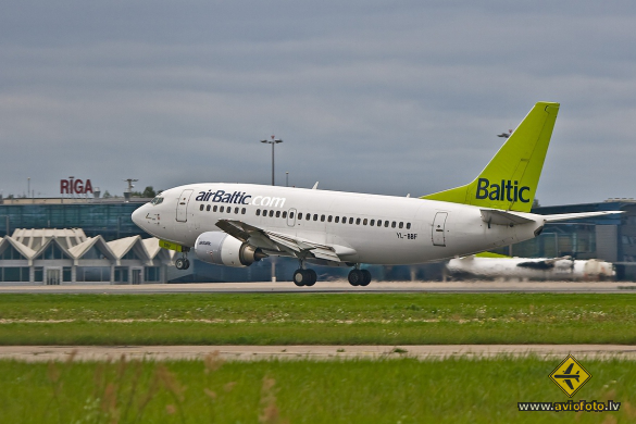 Boeing 737-548