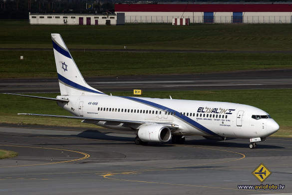 Boeing 737-858