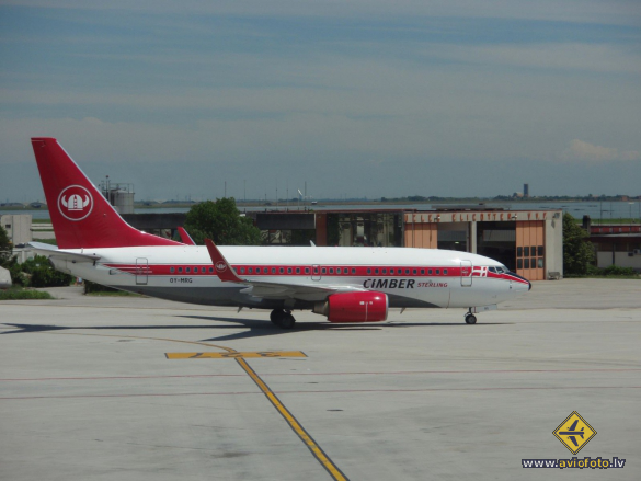 Boeing 737-7L9