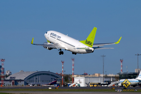 Boeing 737-548