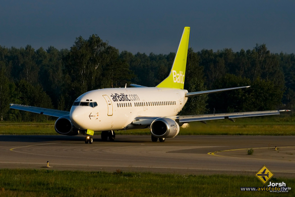 Boeing 737-548