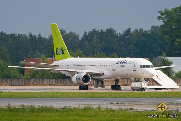 Boeing 757-256