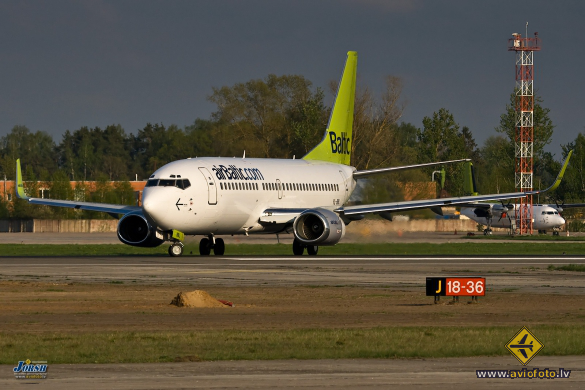 Boeing 737-33V