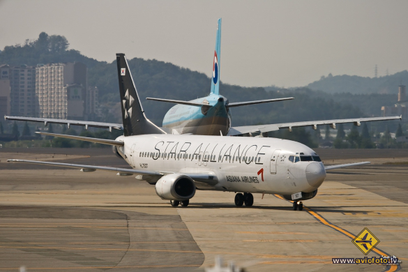 Boeing 737-4Q8