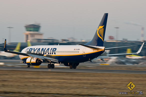 Boeing 737-8AS