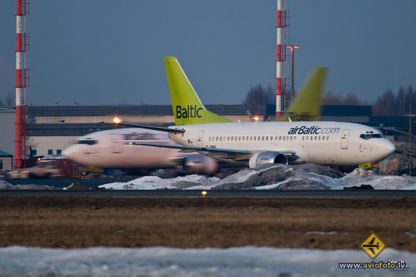 Boeing 737-548