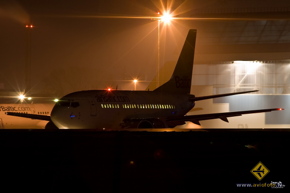 Boeing 737-548