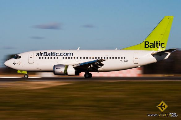 Boeing 737-548