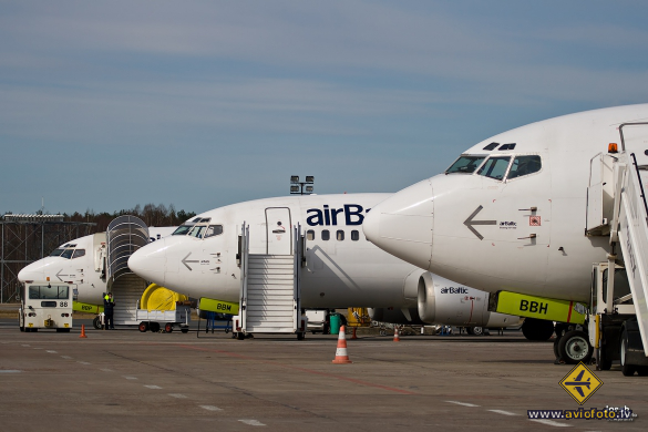 Boeing 737-548