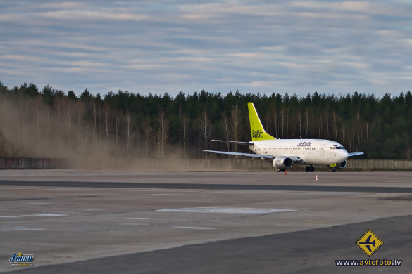 Boeing 737-548