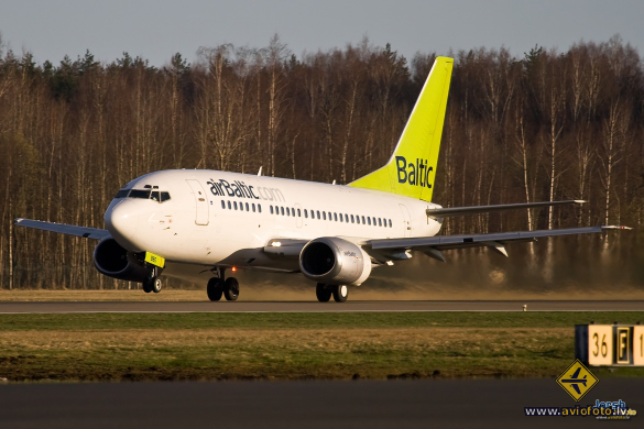 Boeing 737-548
