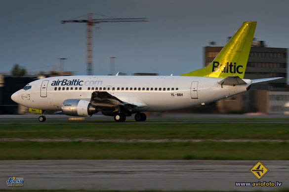 Boeing 737-548
