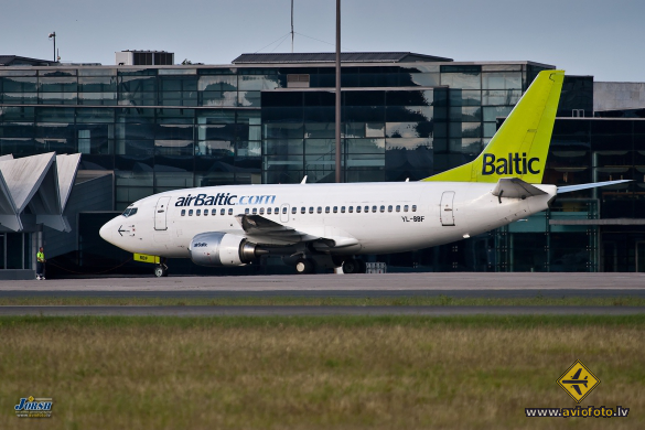 Boeing 737-548