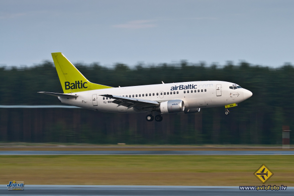 Boeing 737-548