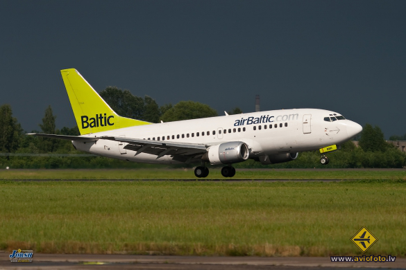 Boeing 737-548