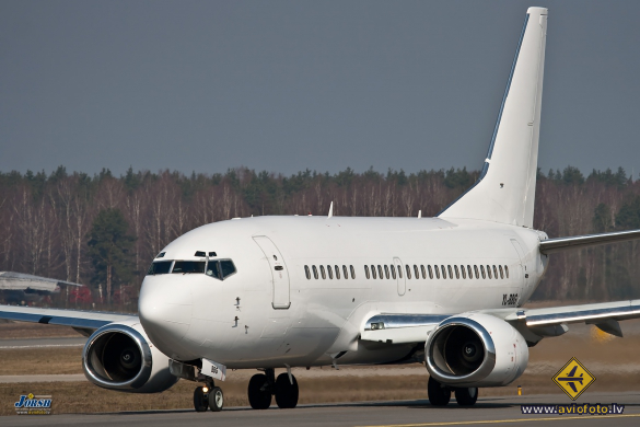 Boeing 737-548