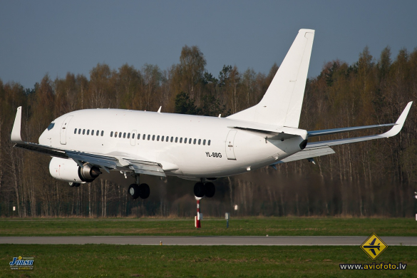 Boeing 737-548