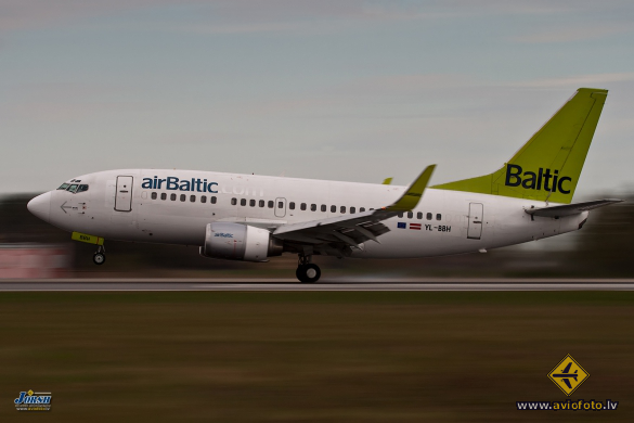 Boeing 737-548