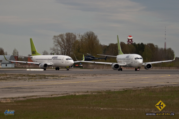Boeing 737-33V