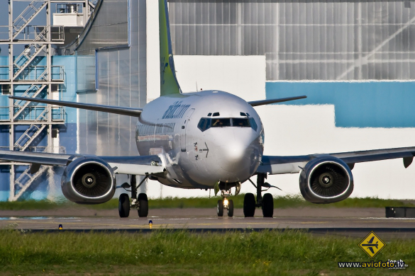 Boeing 737-548