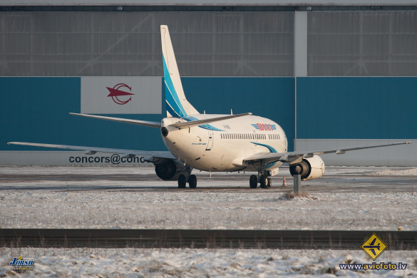 Boeing 737-528