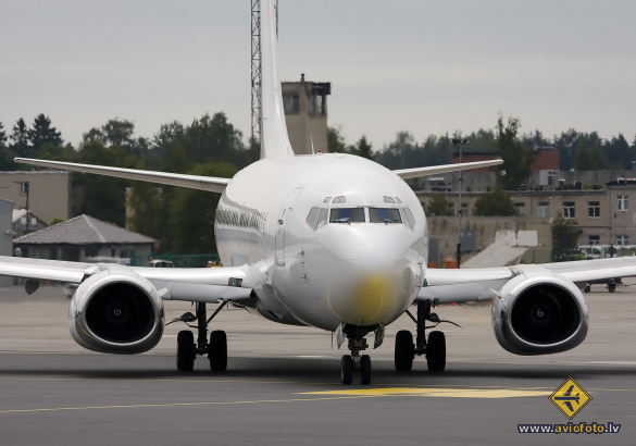 Boeing 737-548