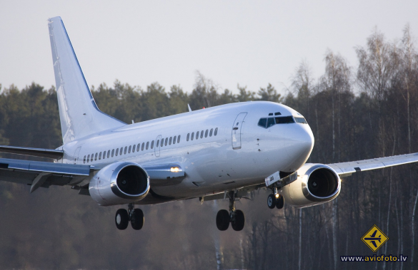 Boeing 737-548