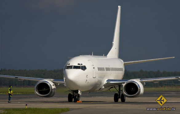 Boeing 737-548
