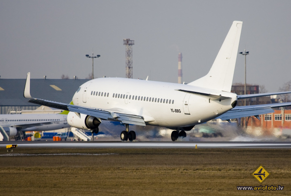 Boeing 737-548