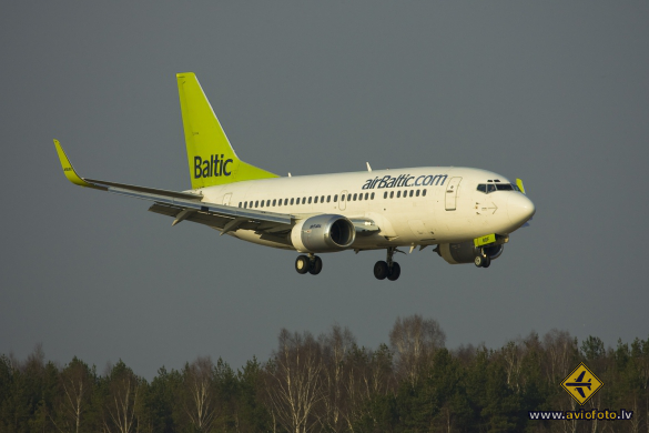 Boeing 737-548