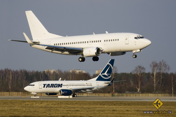 Boeing 737-548