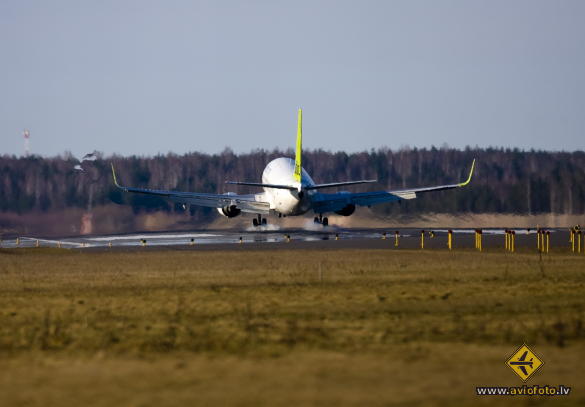Boeing 737-548