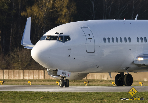 Boeing 737-548
