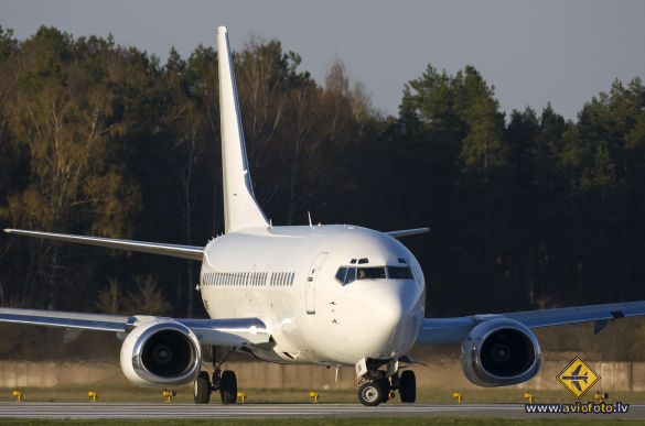Boeing 737-548