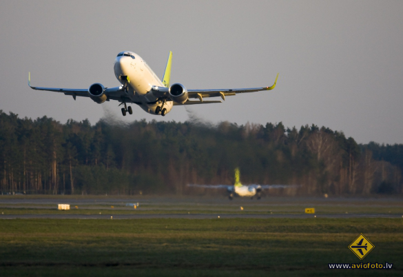 Boeing 737-33V