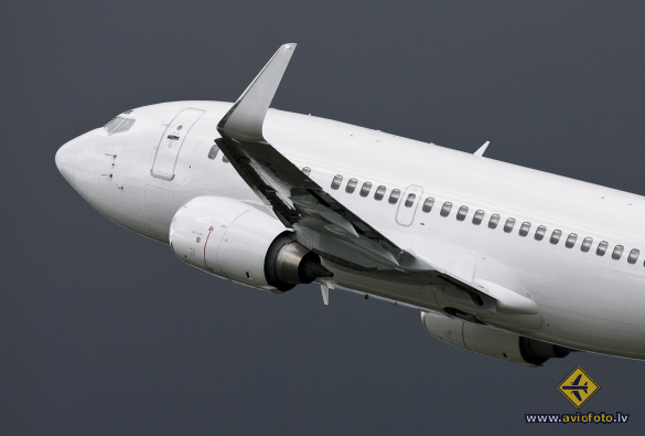 Boeing 737-548