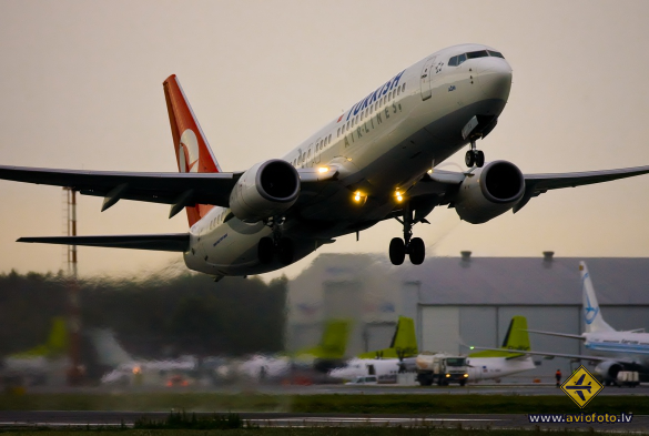 Boeing 737-8F2