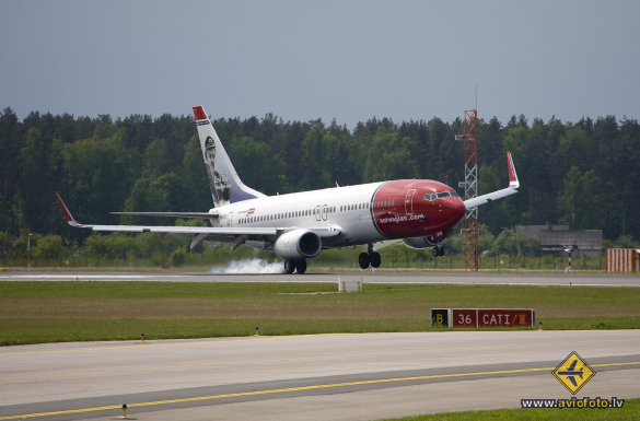 Boeing 737-8JP